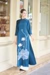 Áo dài cổ 3 phân tay lỡ đính ngọc màu xanh Thuy's Silk